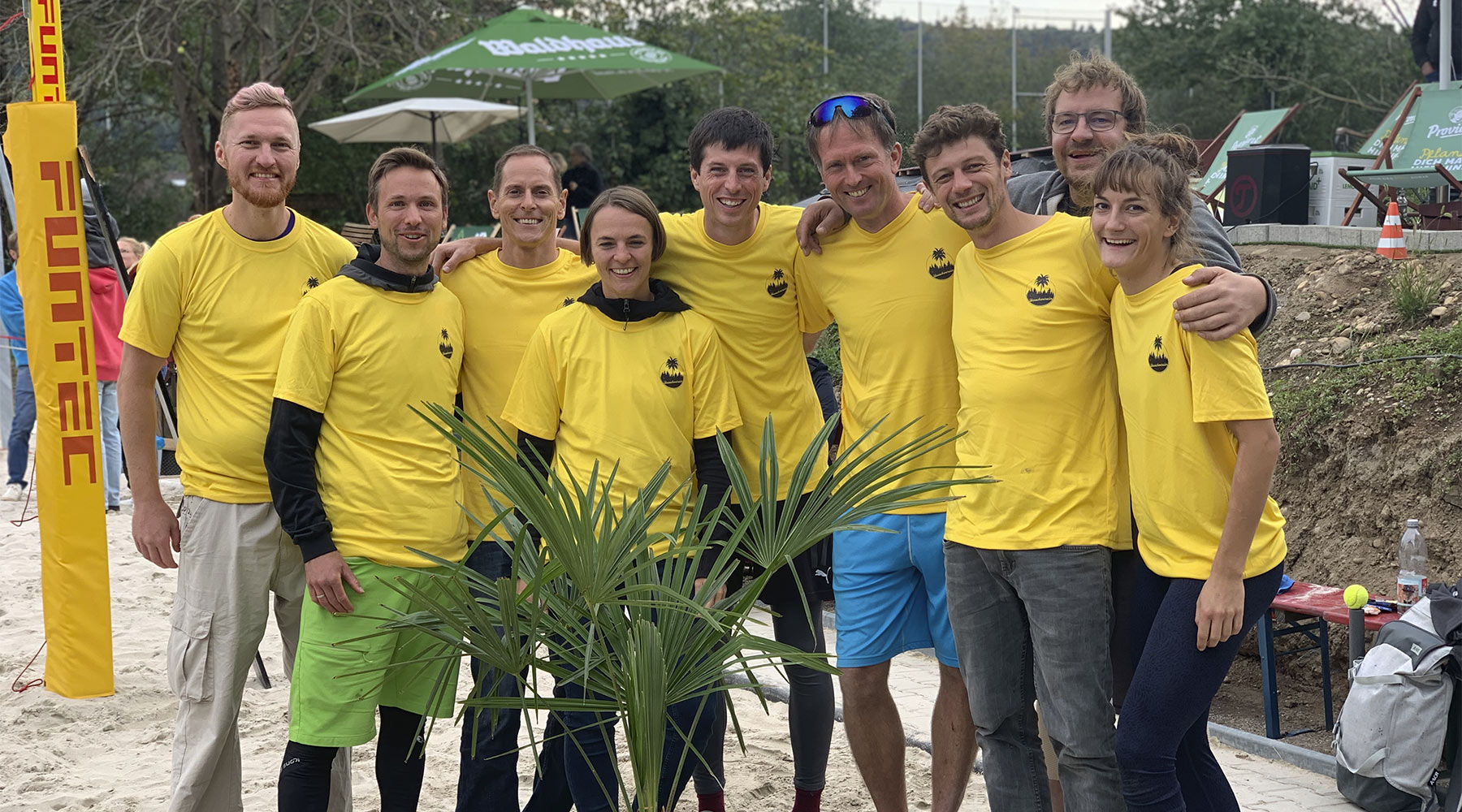 Gruppenfoto mit Palme-Shirts