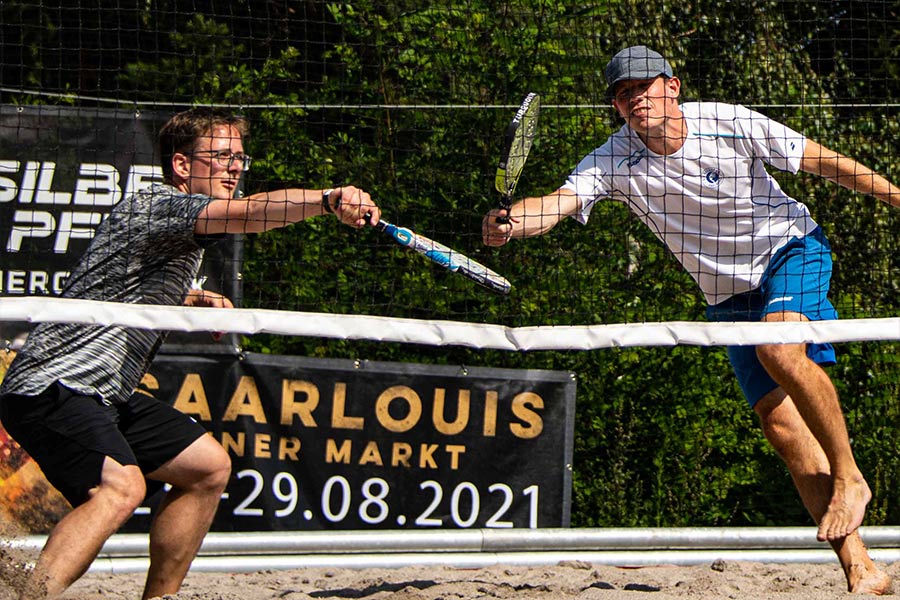 Zwei Beachtennisspieler