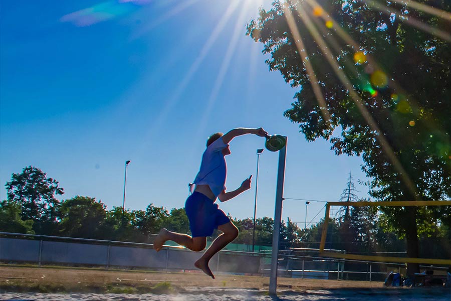Beachtennisspieler im Sprung