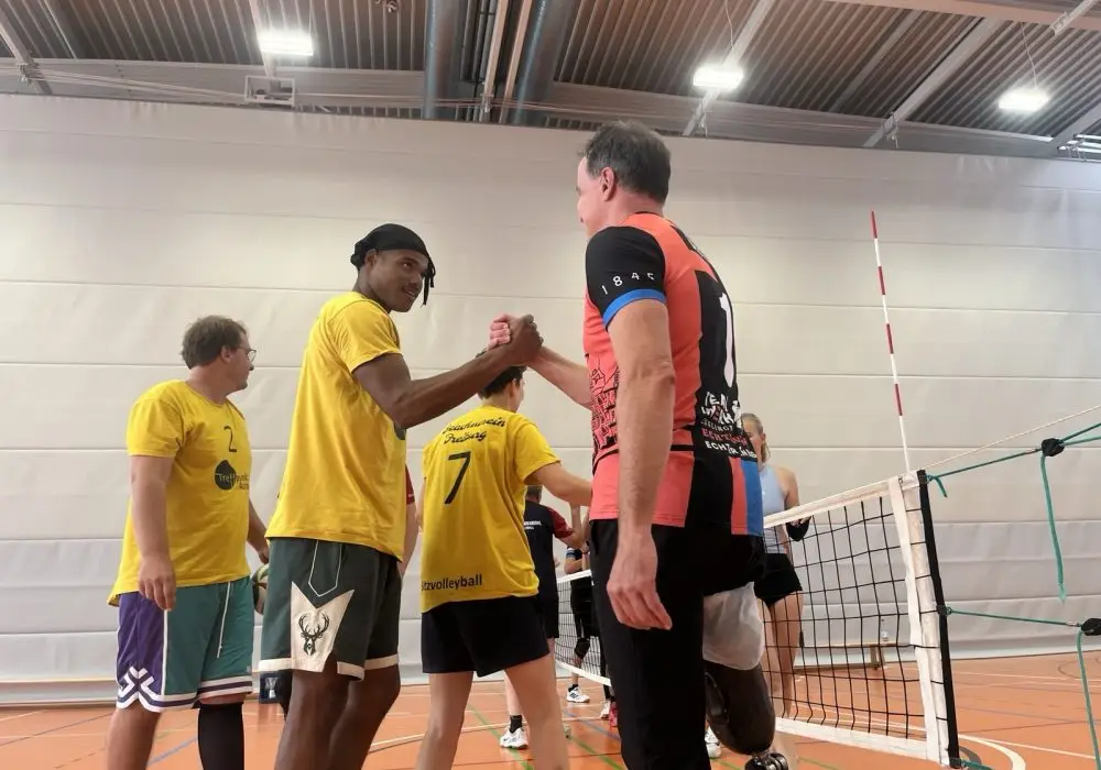 Sitzvolleyball Handshake